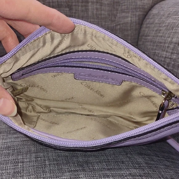 Calvin Klein Purple Crossbody Bag with Elegant Design - Picture 4 of 4